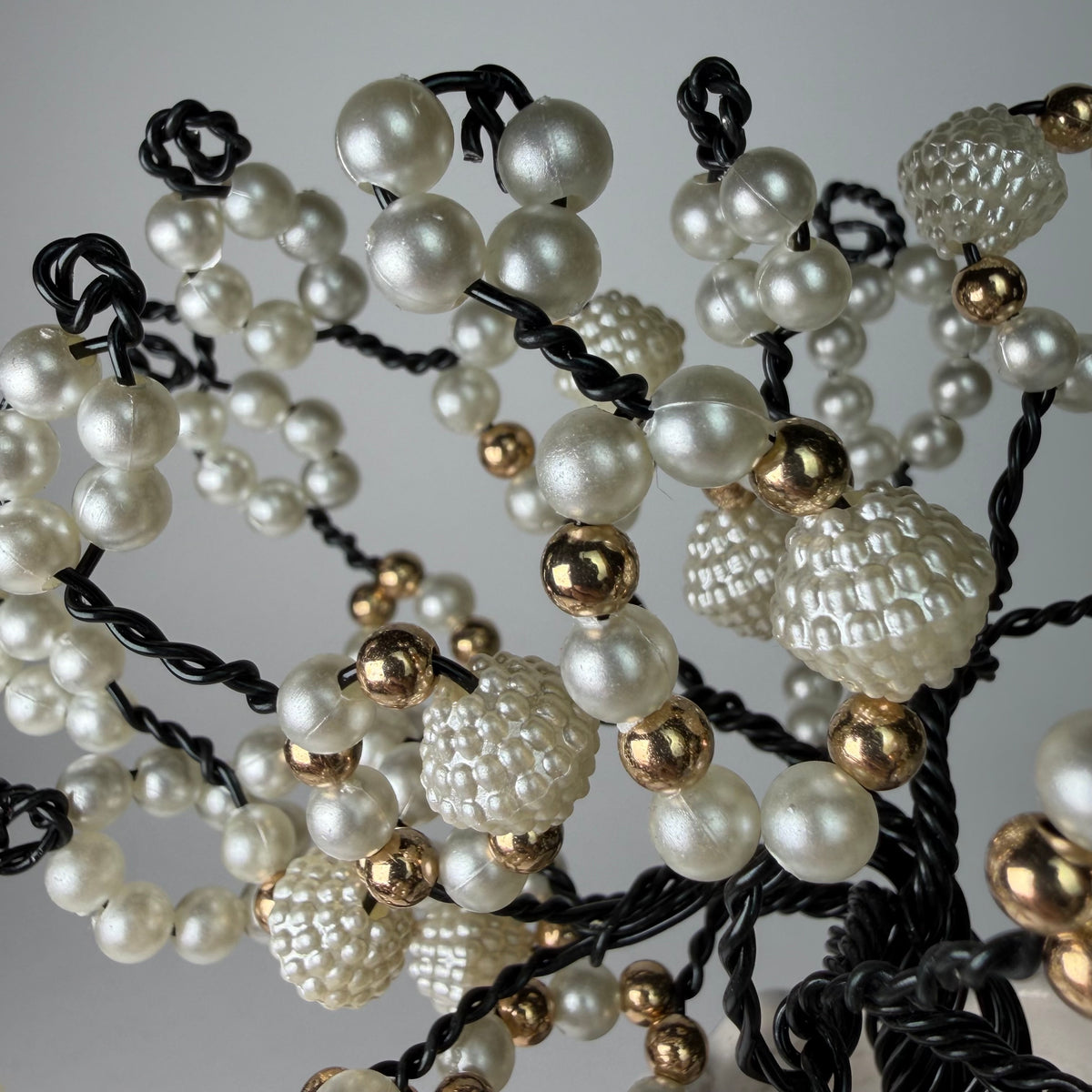 Lebensbaum Perlenbäumchen Bonsai Dekoration mit weißen und goldenen Perlen handgemacht