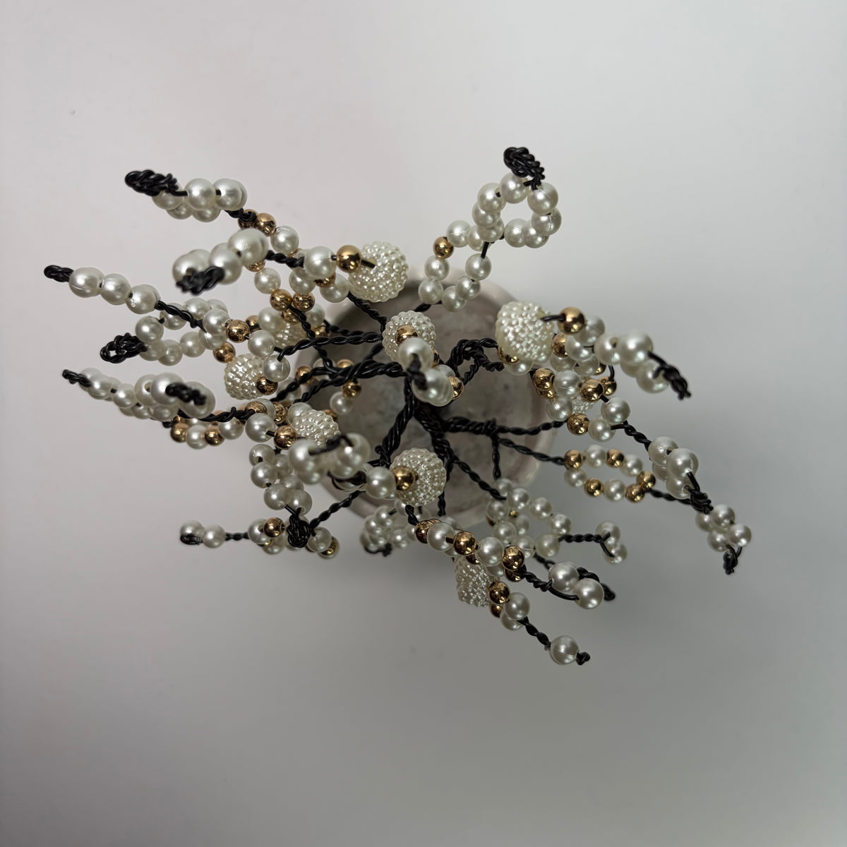 Lebensbaum Perlenbäumchen Bonsai Dekoration mit weißen und goldenen Perlen handgemacht
